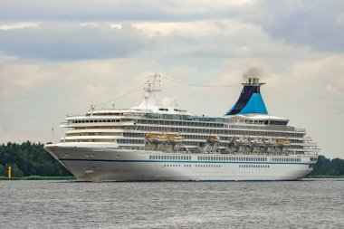 Beyaz cruise liner Baltık Denizi bulutlu günde yelken