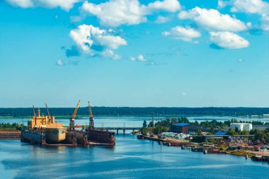 Dock eski tersanesinde duran sarı toplu taşıyıcı