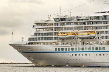 Beyaz cruise liner Baltık Denizi bulutlu günde yelken