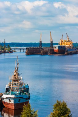 Dock eski tersanesinde duran sarı toplu taşıyıcı