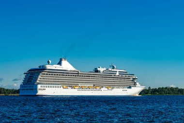 Baltık Denizi açık gün yelken büyük beyaz yolcu gemisi