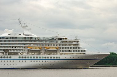 Beyaz cruise liner Baltık Denizi bulutlu günde yelken