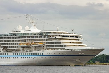 Beyaz cruise liner Baltık Denizi bulutlu günde yelken