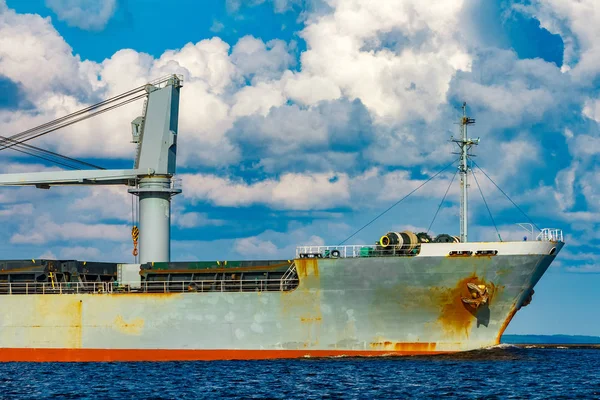 Gri kargo gemisi. Lojistik ve mal nakliyatı