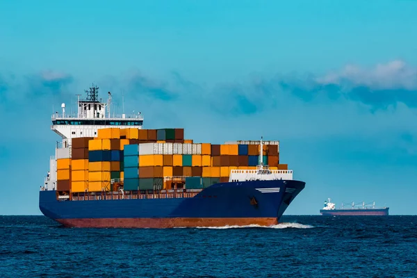 蓝色集装箱船在旅行 物流和货运业 — 图库照片