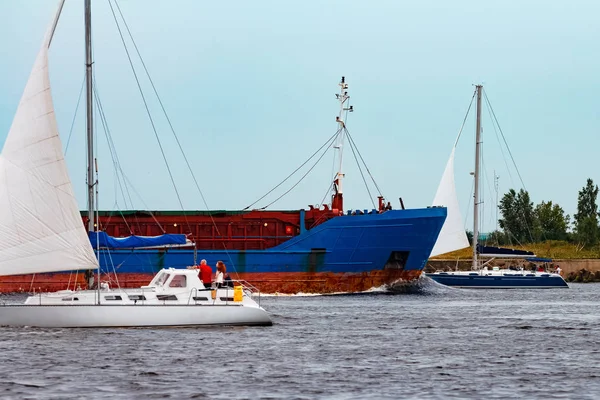 Εμπορεύματα Εισαγωγής Μεγάλη Μπλε Φορτηγό Πλοίο Κινείται Προς Λιμάνι Της — Φωτογραφία Αρχείου