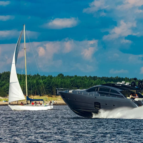 Graues Schnellboot Das Schnell Auf Dem Fluss Lettland Unterwegs Ist — Stockfoto