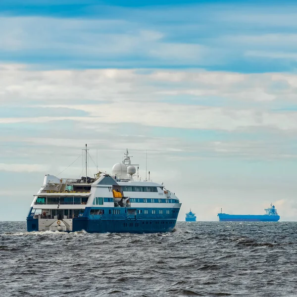 Pequeño Barco Pasajeros Azul Navegando Mar Báltico Servicios Spa —  Fotos de Stock