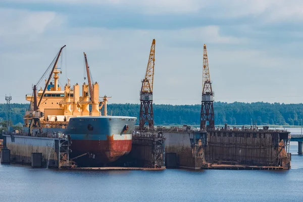 Yellow Bulk Carrier Standing Old Shipyard Dock — Stock Photo, Image
