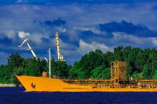 Sarı kargo tanker gemisi açık yaz gününde taşıma
