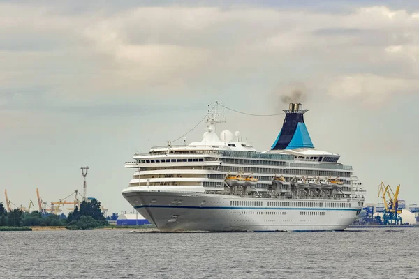 Weißes Kreuzfahrtschiff Fährt Bei Trübem Wetter Auf Die Ostsee — Stockfoto