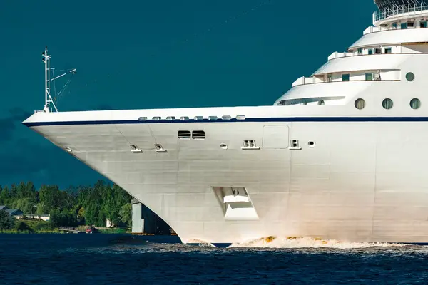 Nave Crociera Bianca Che Parte Dal Mar Baltico Alla Sera — Foto Stock