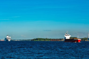 Ahşap açık gün hareketli kırmızı kargo gemisi tam dolu