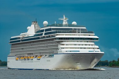 Beyaz cruise gemisi denize bulutlu gün hareketli