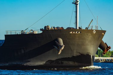 Baltık Denizi-açık gün hareketli siyah kargo gemisi