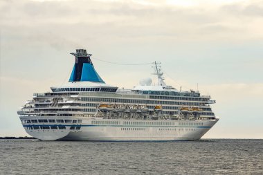 Beyaz cruise liner Baltık Denizi bulutlu günde yelken