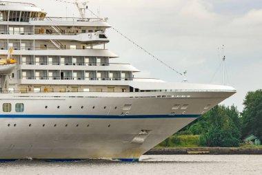 Beyaz cruise liner Baltık Denizi bulutlu günde yelken