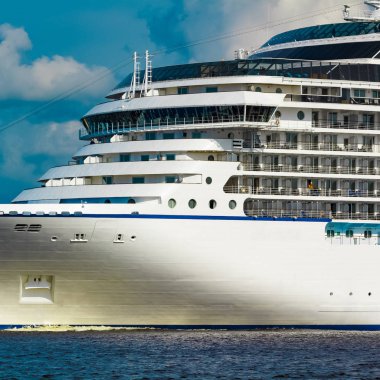 Lüks yolcu gemisi çalışmalar devam etmektedir. Tur seyahat ve spa hizmetleri