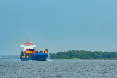 Mavi kargo konteyner gemisi tam devam yüklü