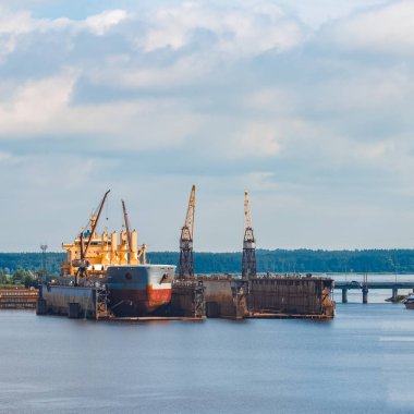 Dock eski tersanesinde duran sarı toplu taşıyıcı
