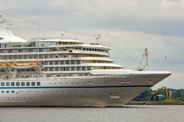 Beyaz cruise liner Baltık Denizi bulutlu günde yelken