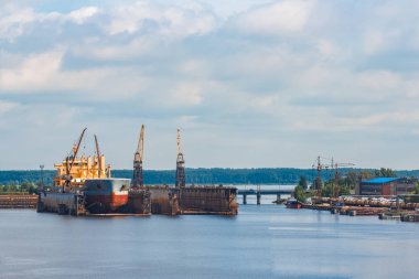 Dock eski tersanesinde duran sarı toplu taşıyıcı