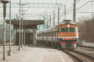Terminal hareket eski sarı yolcu dizel treni