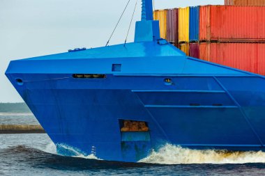 Mavi kargo konteyner gemisi tam devam yüklü