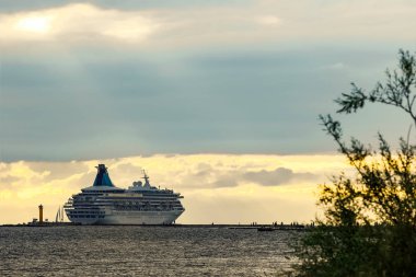 Beyaz cruise liner Baltık Denizi bulutlu günde yelken