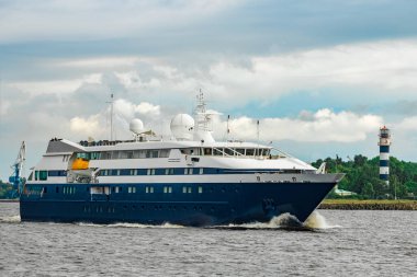 Baltık denizde yelken küçük mavi yolcu gemisi. Spa hizmetleri