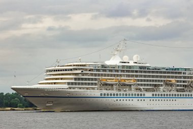 Beyaz cruise liner Baltık Denizi bulutlu günde yelken