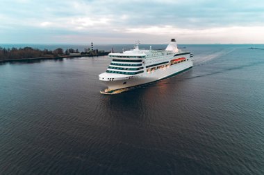 Beyaz yolcu gemisi quadcopter fotoğraftan. Drone havadan görünümü