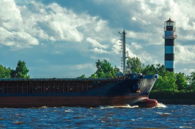 Mavi toplu taşıyıcı açık yaz günü içinde hareket