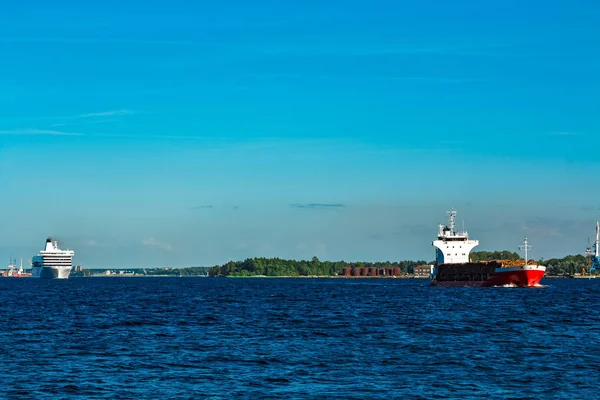 Röd Lastfartyg Fullastad Med Trä Rör Sig Med Klar Dag — Stockfoto