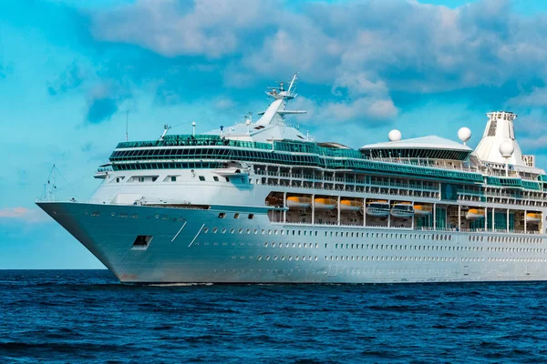 Luxuskreuzfahrtschiff Unterwegs Reise Und Wellnessdienstleistungen — Stockfoto