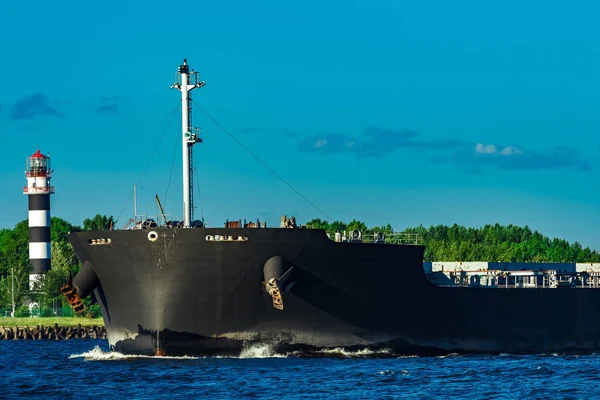 Svart Lastfartyg Som Flyttade Till Östersjön Vid Klar Dag — Stockfoto