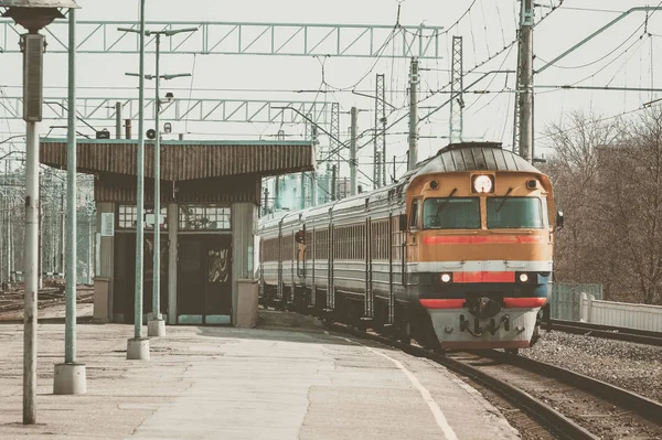 Tren Diesel Amarillo Viejo Del Pasajero Que Mueve Terminal — Foto de Stock
