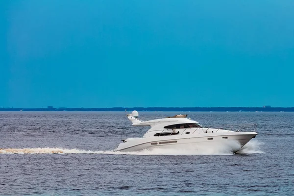 Vita Motorbåt Flytta Snabbt Till Östersjön Vattensport — Stockfoto