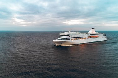 Beyaz yolcu gemisi quadcopter fotoğraftan. Drone havadan görünümü