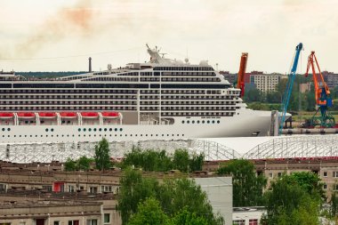 Büyük beyaz kargo liman yelken gemisi cruise