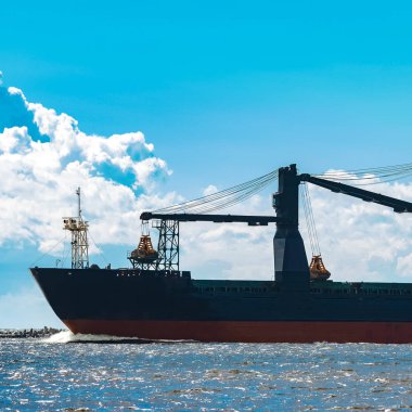 Alma mal. Riga bağlantı noktasına hareket büyük mavi kargo gemisi