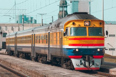 Terminal hareket eski sarı yolcu dizel treni