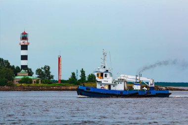 Mavi römorkör gemi terminal kargo taşıma. Endüstriyel hizmetler