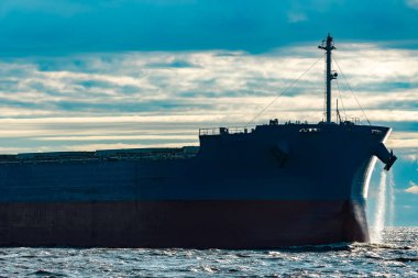 Alma mal. Riga bağlantı noktasına hareket büyük mavi kargo gemisi