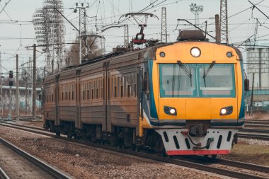 Sarı modern yolcu Elektrikli tren eski terminal taşıma