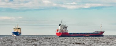 Kırmızı yeni kargo gemisi yurt dışında hareket. Avrupa'nın ürün ihracat