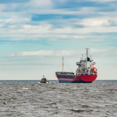 Kırmızı yeni kargo gemisi yurt dışında hareket. Avrupa'nın ürün ihracat