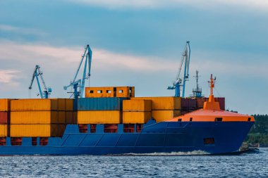 Mavi konteyner gemisi. Global lojistik ve mal transferi