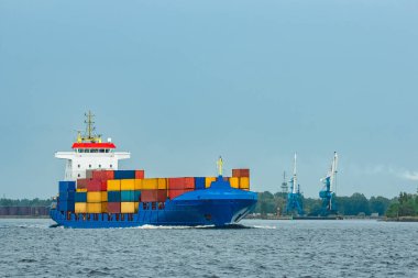 Mavi kargo konteyner gemisi tam devam yüklü