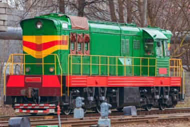 Yeşil dizel kargo lokomotif. Yük treni eylem